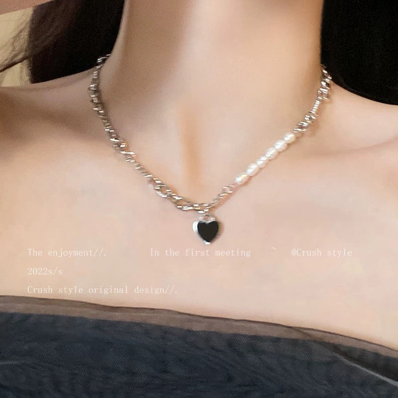 Damen Kette mit Herzanhänger und klassischen Perlendetails Shop Nory