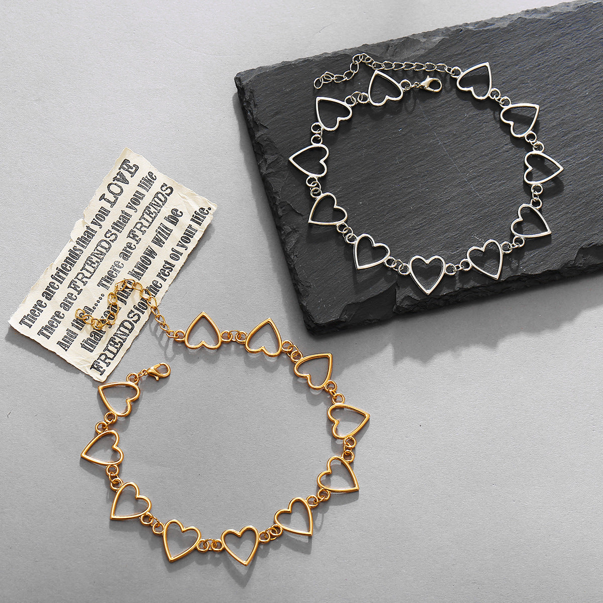 Damenarmband mit funkelnden Herzanhängern Shop Nory