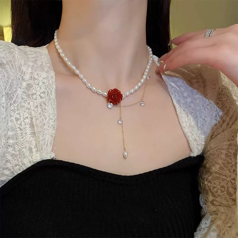Damen Halskette mit perligen Akzenten und rotem Rosenanhänger Shop Nory