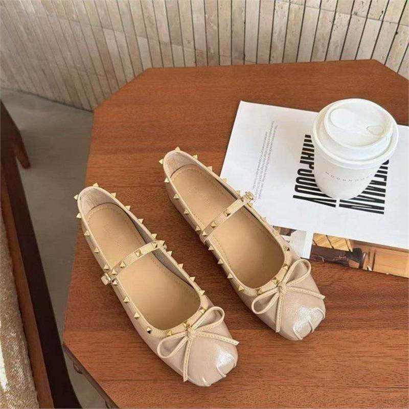 Damen Ballerina mit quadratischer Zehenbox, Nietenbesetztem Rand und verstellbarem Mary‑Jane Riemchen Shop Nory