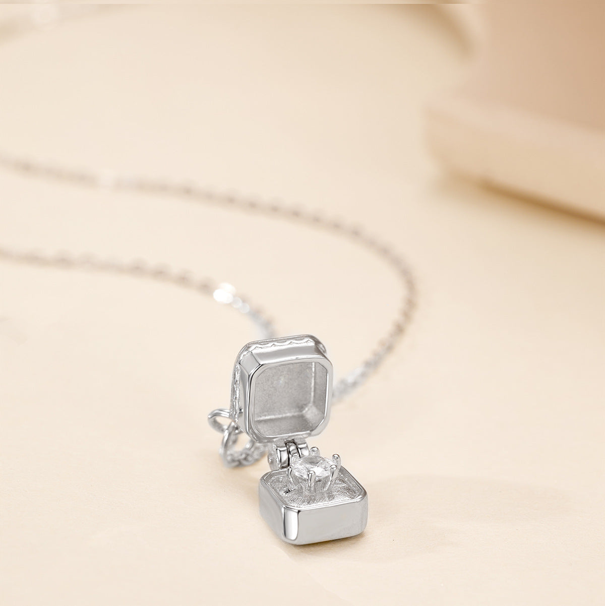 Damen elegante Locket-Halskette mit funkelndem Zirkonia Shop Nory