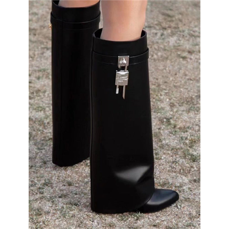 Damen kniehohe Lederstiefel mit konischem Schaft und Schloss-Applikation Shop Nory