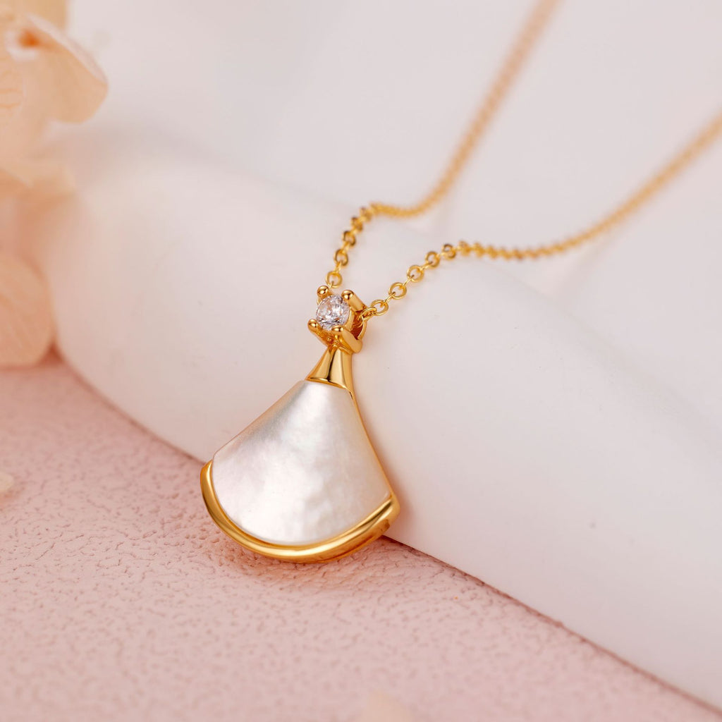 Damen Halskette mit eleganter Muschelform und funkelnden Kristallen Shop Nory