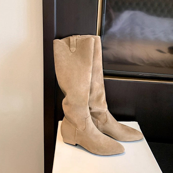 Damen Kniehohe Slouch‑Stiefel aus weichem Veloursleder mit spitzer Zehenpartie und niedrigem Absatz Shop Nory
