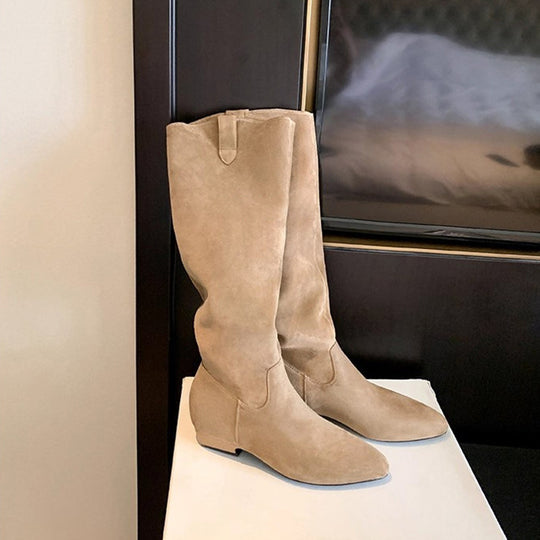 Damen Kniehohe Slouch‑Stiefel aus weichem Veloursleder mit spitzer Zehenpartie und niedrigem Absatz Shop Nory