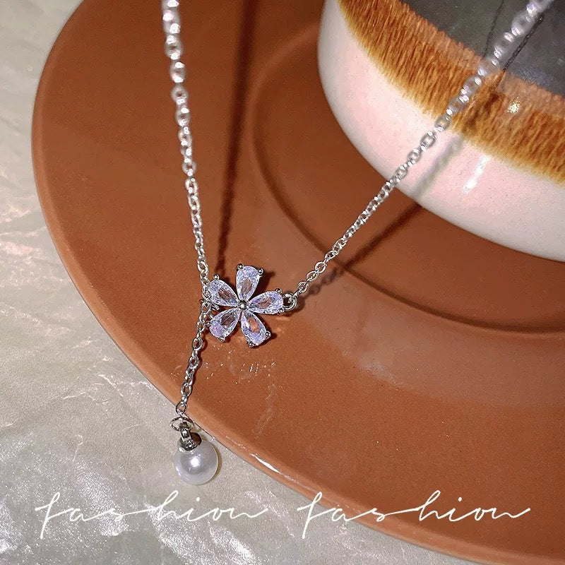 Damen Kette mit funkelndem Blumenanhänger Shop Nory