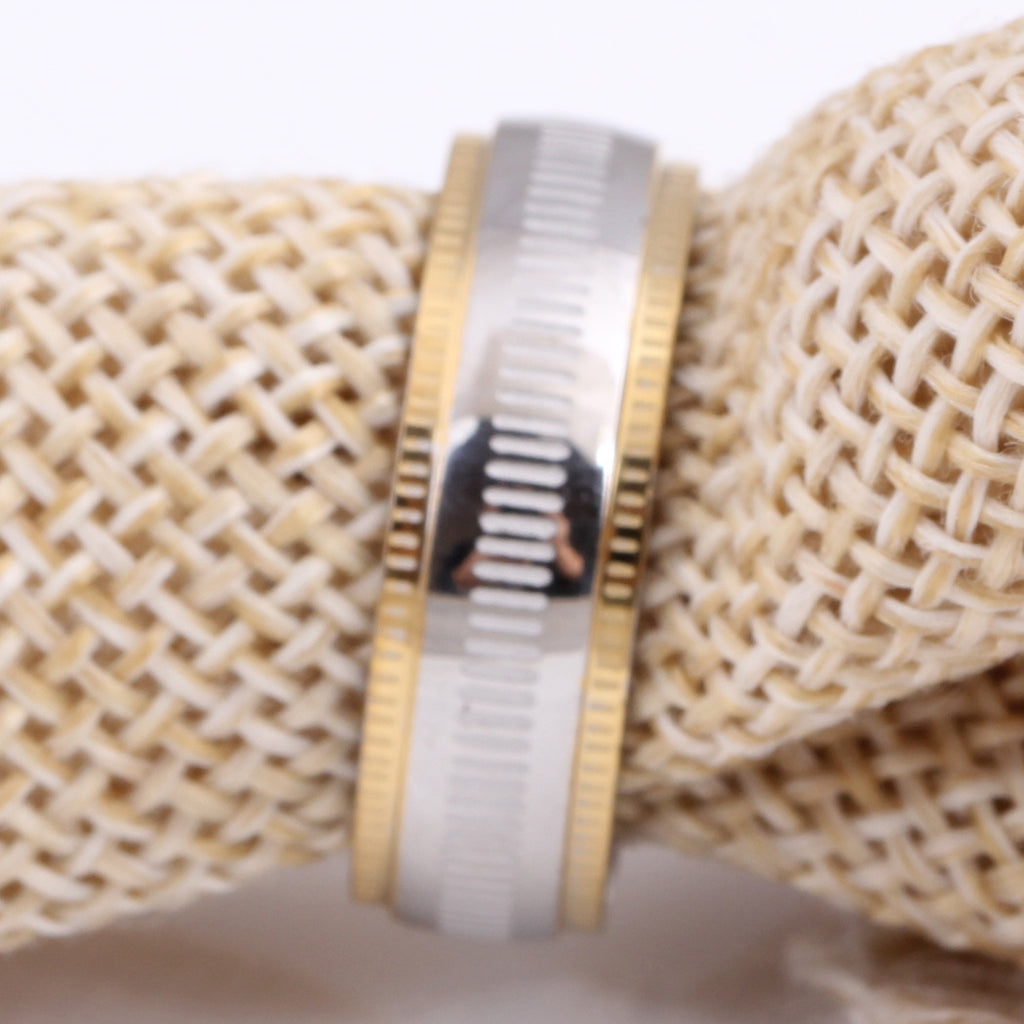Damen Ring mit stilvollem, zweifarbigem Design und feiner Oberflächenstruktur Shop Nory