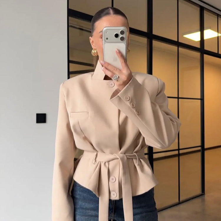 Damen Taillierter kurzgeschnittener Blazer mit Stehkragen, Schößchen und Bindegürtel Shop Nory