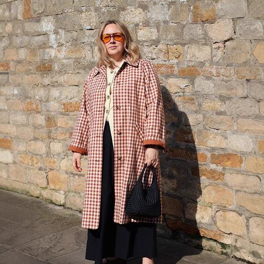 Damen Karo-Trenchcoat mittellang mit Knopfleiste und kontrastgefütterten Manschetten Shop Nory