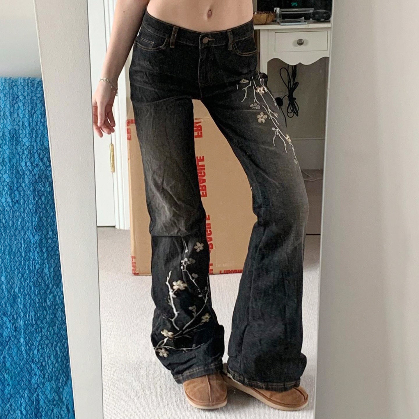 Damen Flared Jeans mit floralem Stickdesign und hohem Taillenbund
