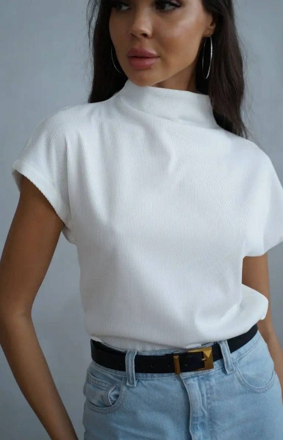 Damen modernes Kurzarm-Oberteil mit hohem Stehkragen und strukturiertem Design