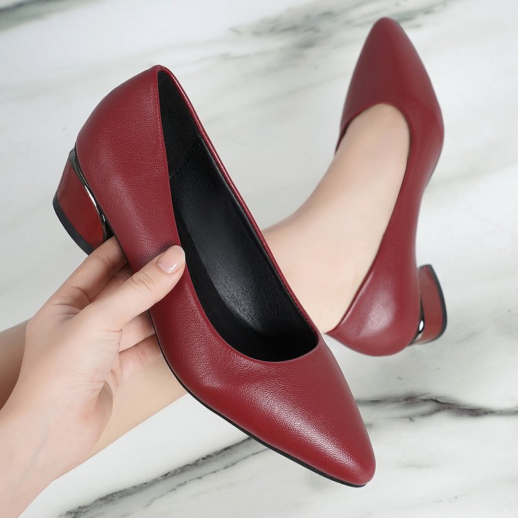 Damen Spitze Pumps mit niedrigem Blockabsatz und eleganter Form