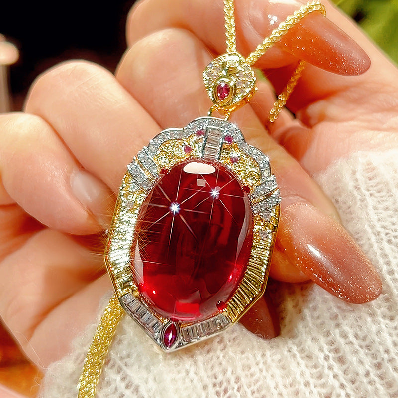 Oval lab-created Ruby Cabochon Anhänger Halskette mit Gold Vermeil Halo und Baguette-Kristall-Akzenten