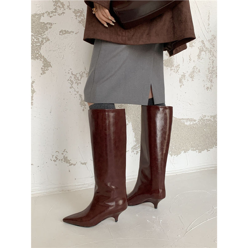 Damen Kniehohe Lackstiefel mit spitzer Zehenform und sculpted Kittenabsatz Shop Nory