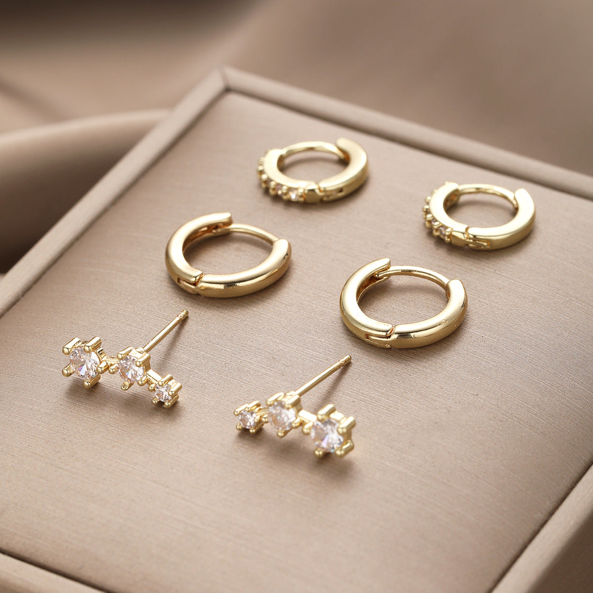 Damen Ohrstecker-Set mit funkelnden Kristallen und elegantem Design Shop Nory