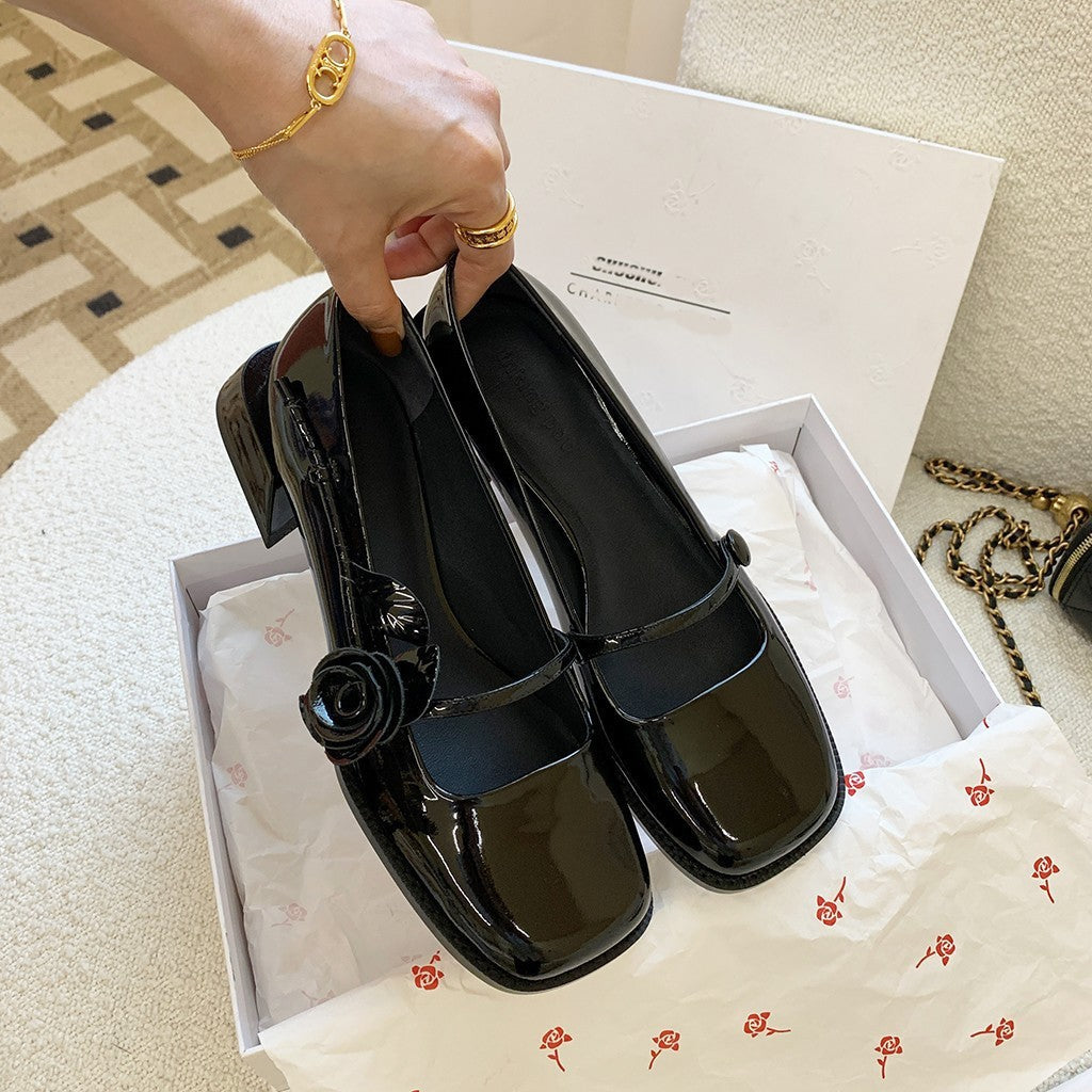 Damen elegante Lackleder-Pumps mit Riemchen und floraler Applikation
