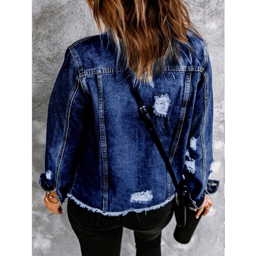 Damen Taillierte Jeansjacke mit Destroyed-Akzenten, aufgesetzten Pattentaschen und sichtbarer Steppnaht Shop Nory