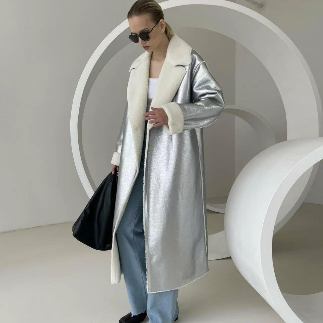 Damen Longline-Mantel aus Metallic‑Material mit Teddyfutter und überschnittener Schulter Shop Nory