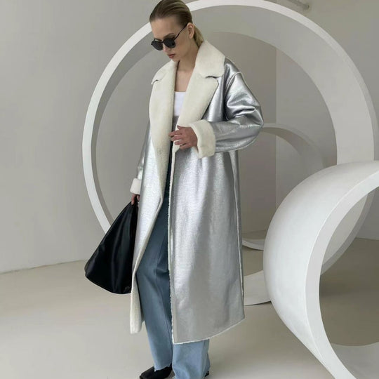 Damen Longline-Mantel aus Metallic‑Material mit Teddyfutter und überschnittener Schulter Shop Nory