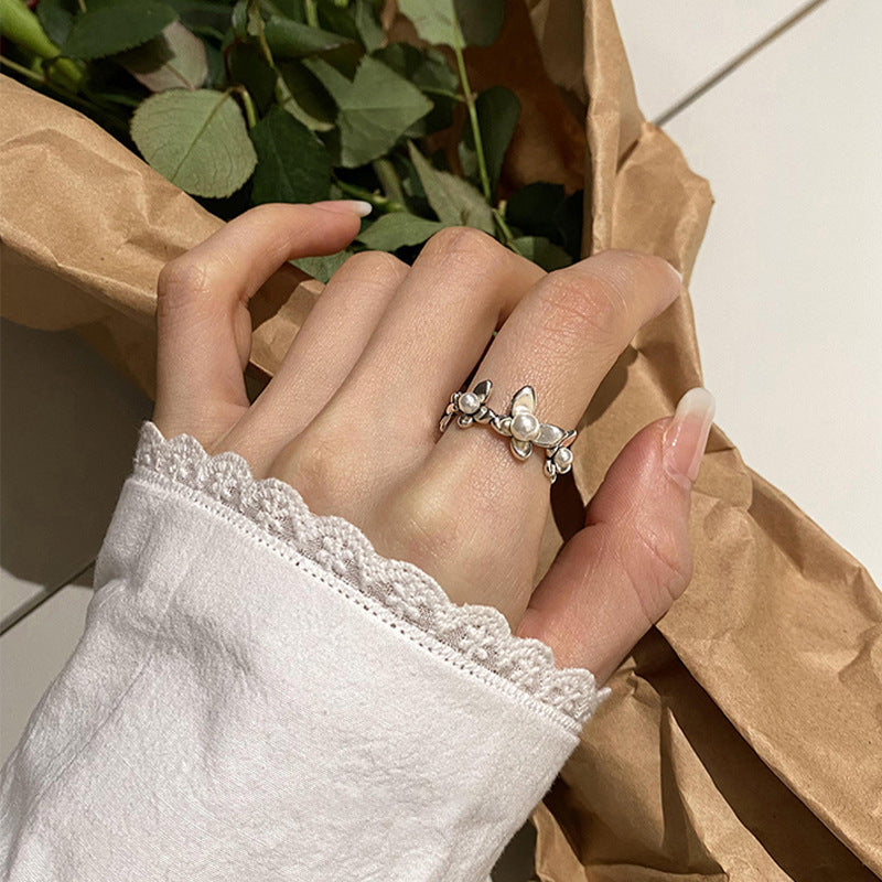 Damenring mit floralem Design und zarten Perlen-Details Shop Nory