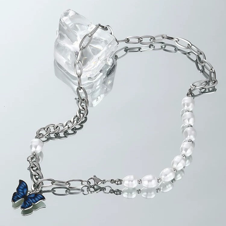Damen Halskette mit filigranem Schmetterlingsanhänger und Perlendetails Shop Nory