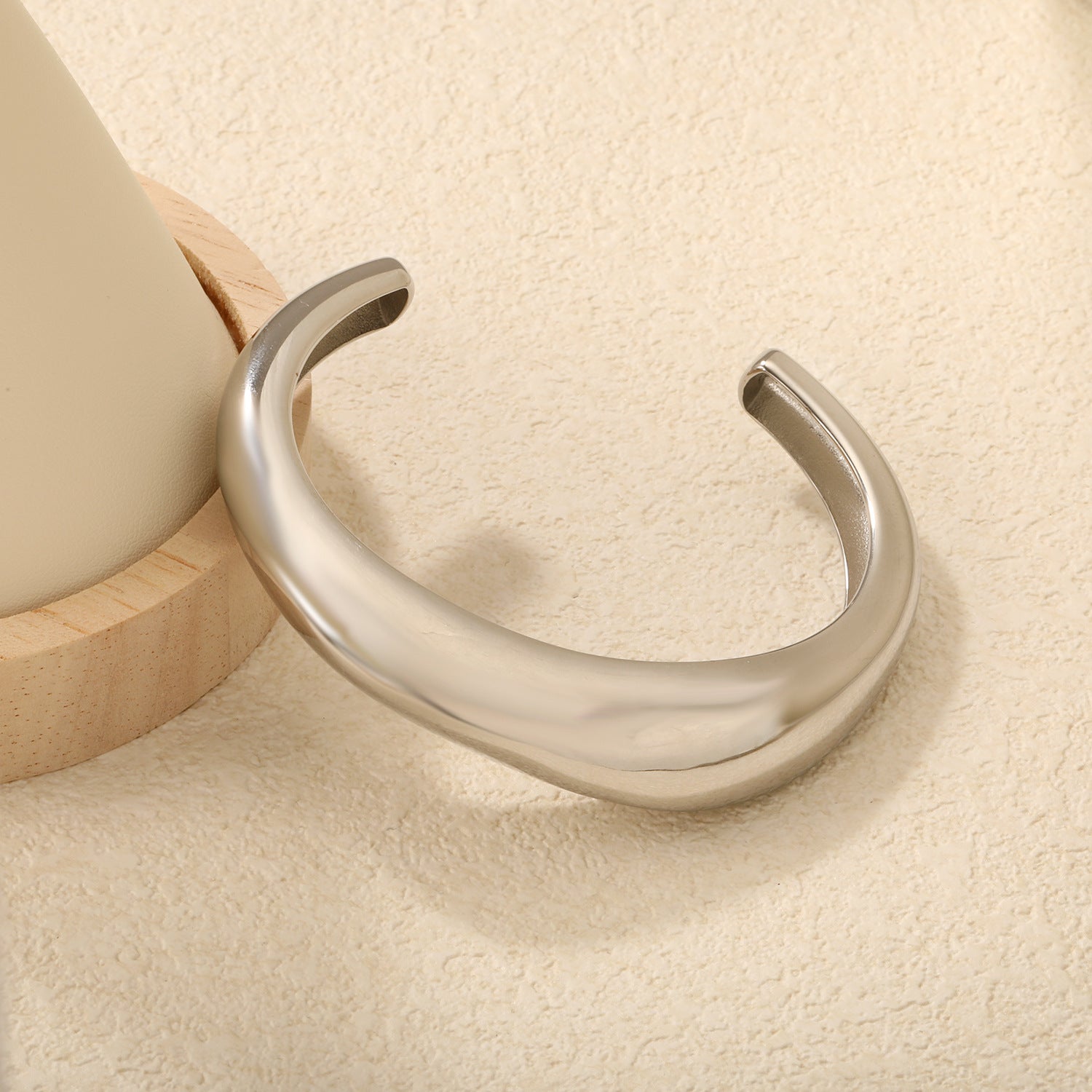 Damen verstellbarer Armreif mit modernem, geschwungenem Design Shop Nory