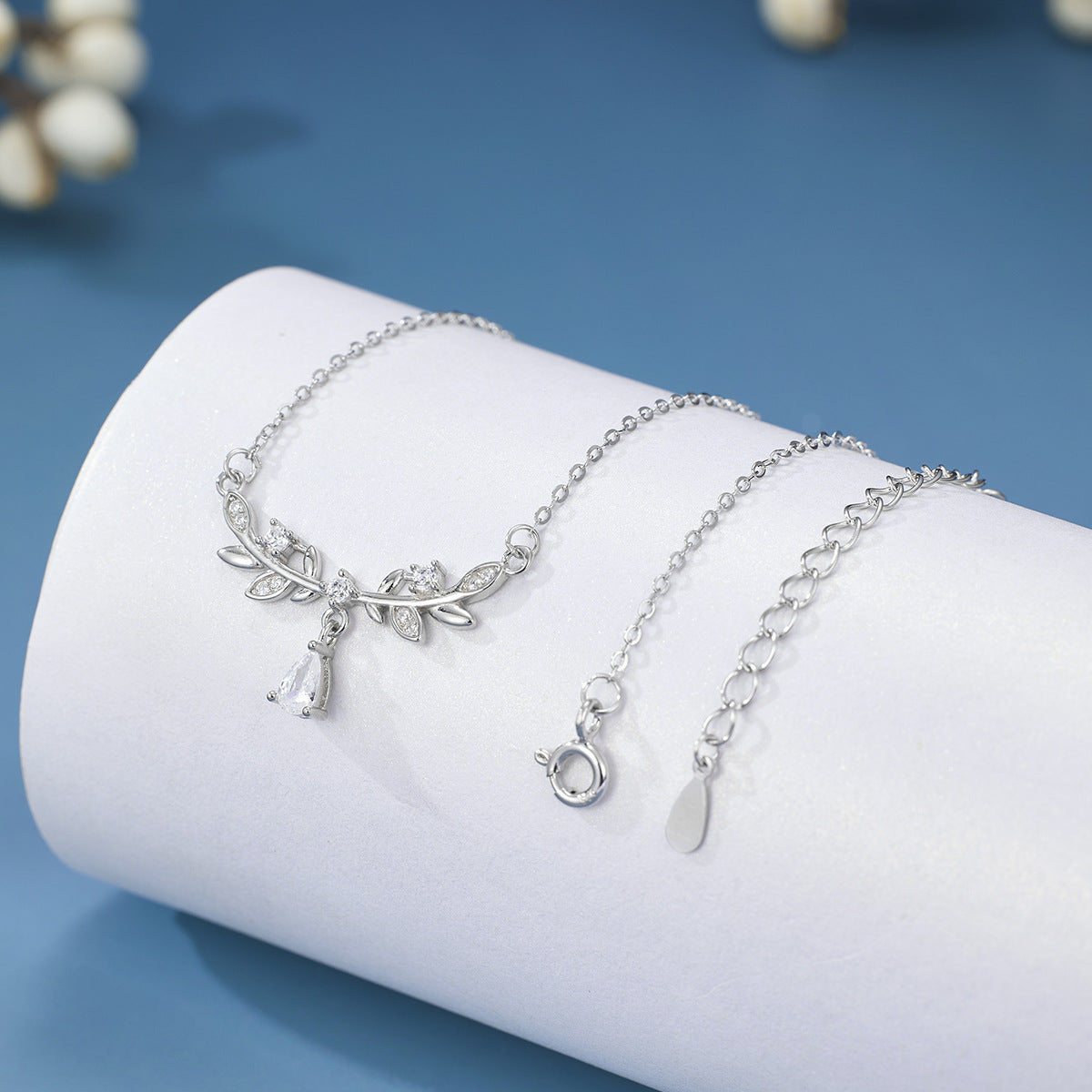 Damen Halskette mit filigranem Blattdesign und funkelnden Zirkonia Shop Nory