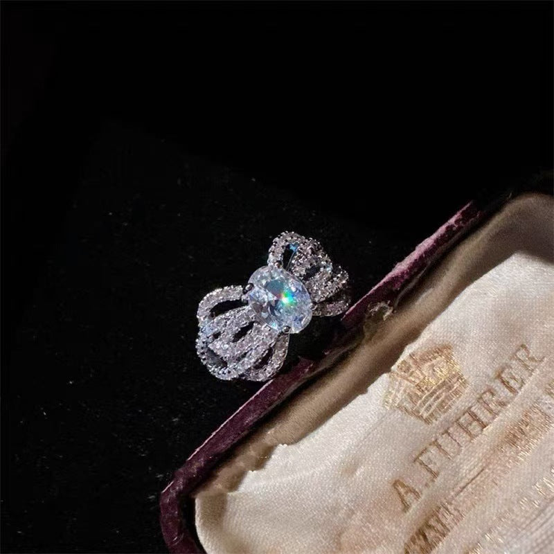 Damen eleganter Zirkonia Ring mit kunstvollem Design und funkelnden Akzenten Shop Nory