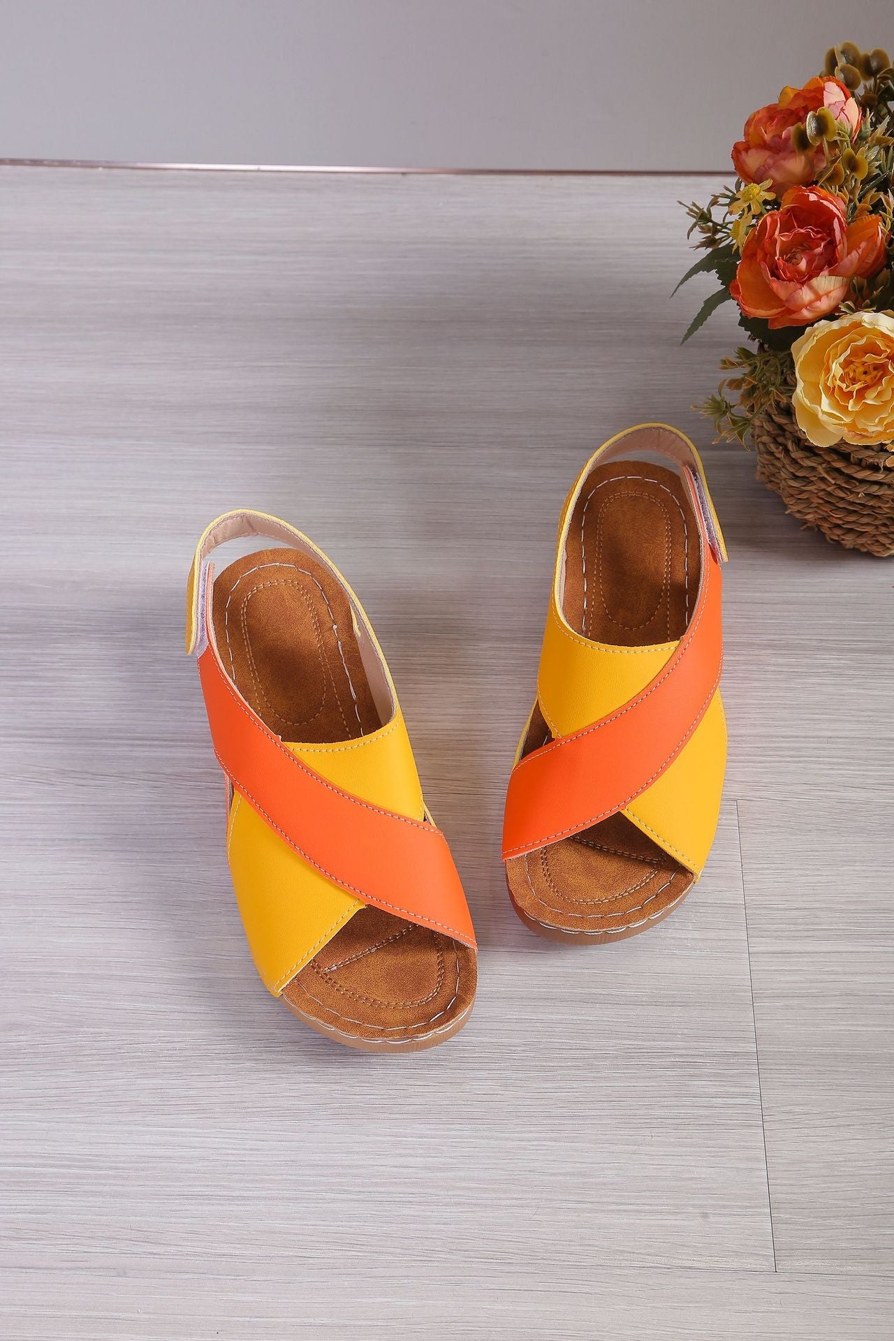 Damen modische Sandalen mit verstellbarem Riemen und anatomischem Fußbett Shopnory