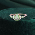 Damen filigraner Ring mit tropfenförmigem grünen Edelstein und funkelnden Zirkoniasteinen Shop Nory