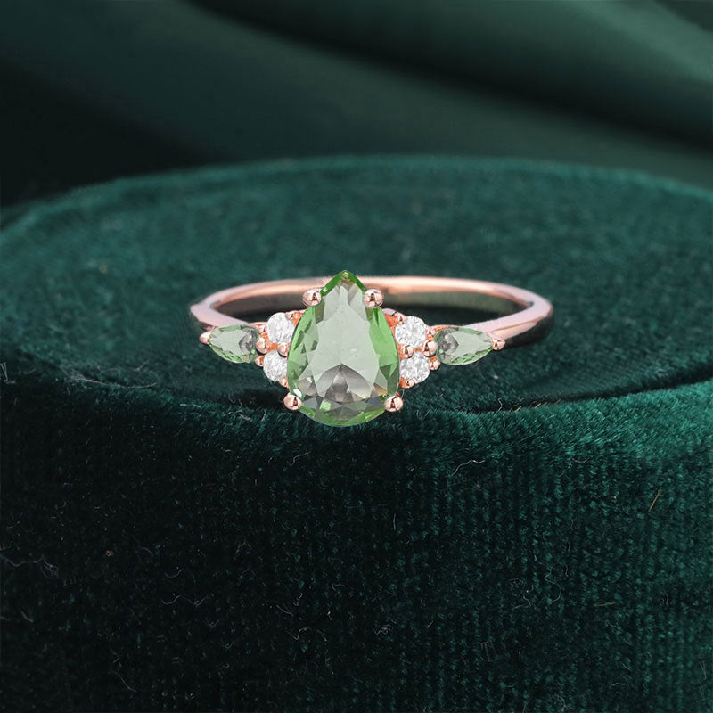 Damen filigraner Ring mit tropfenförmigem grünen Edelstein und funkelnden Zirkoniasteinen Shop Nory