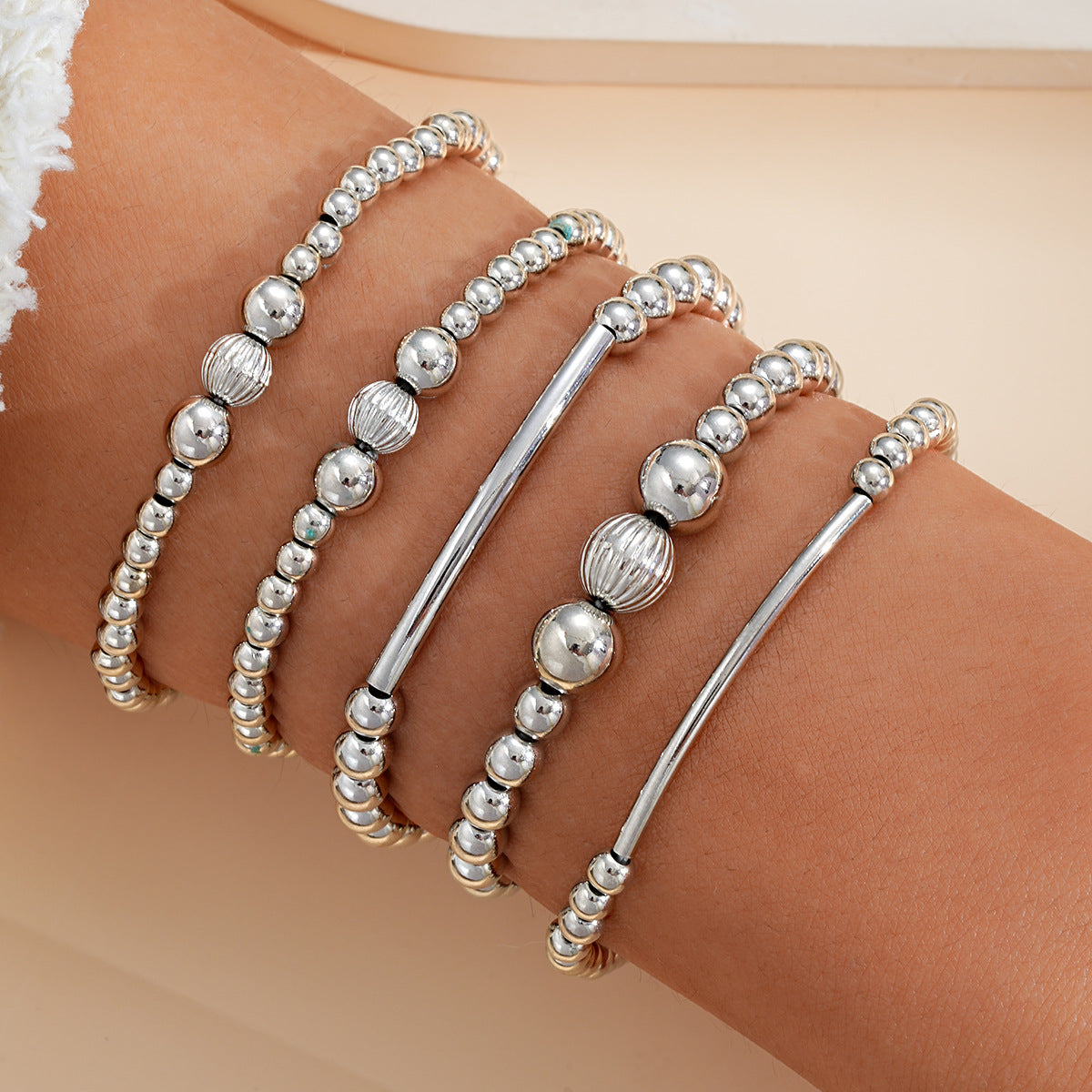 Damen Armband-Set mit eleganten metallischen Details Shop Nory