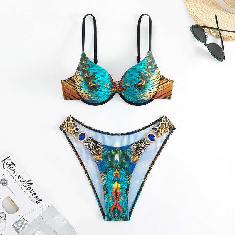 Damen Push-Up Bikini-Set mit exotischem Pfauenmuster und eleganten Schmuckdetails Shopnory