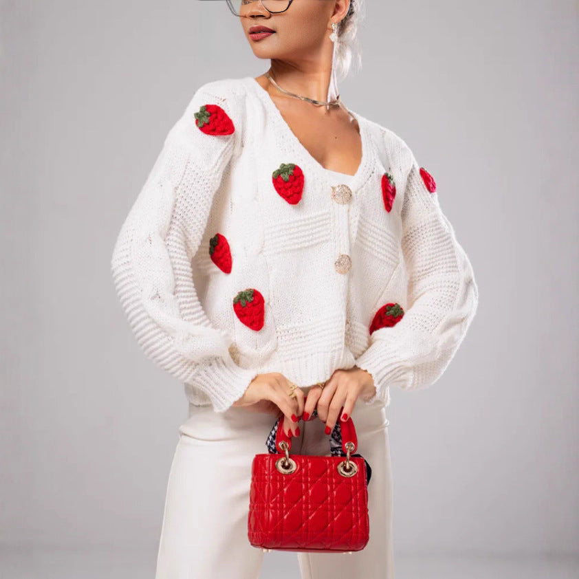Damen Kurzgeschnittene Strickjacke mit V‑Ausschnitt und gehäkelten Erdbeerapplikationen Shop Nory