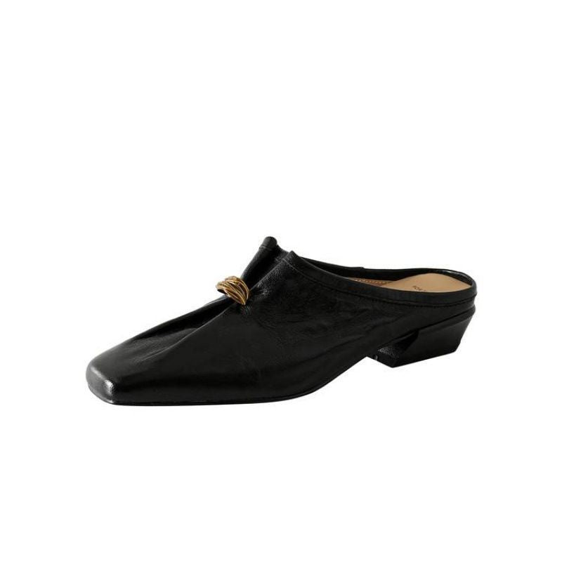 Damen Elegante Leder‑Mules mit quadratischer Kappe, soften Falteneffekt und dekorativer Metallkordel Shop Nory