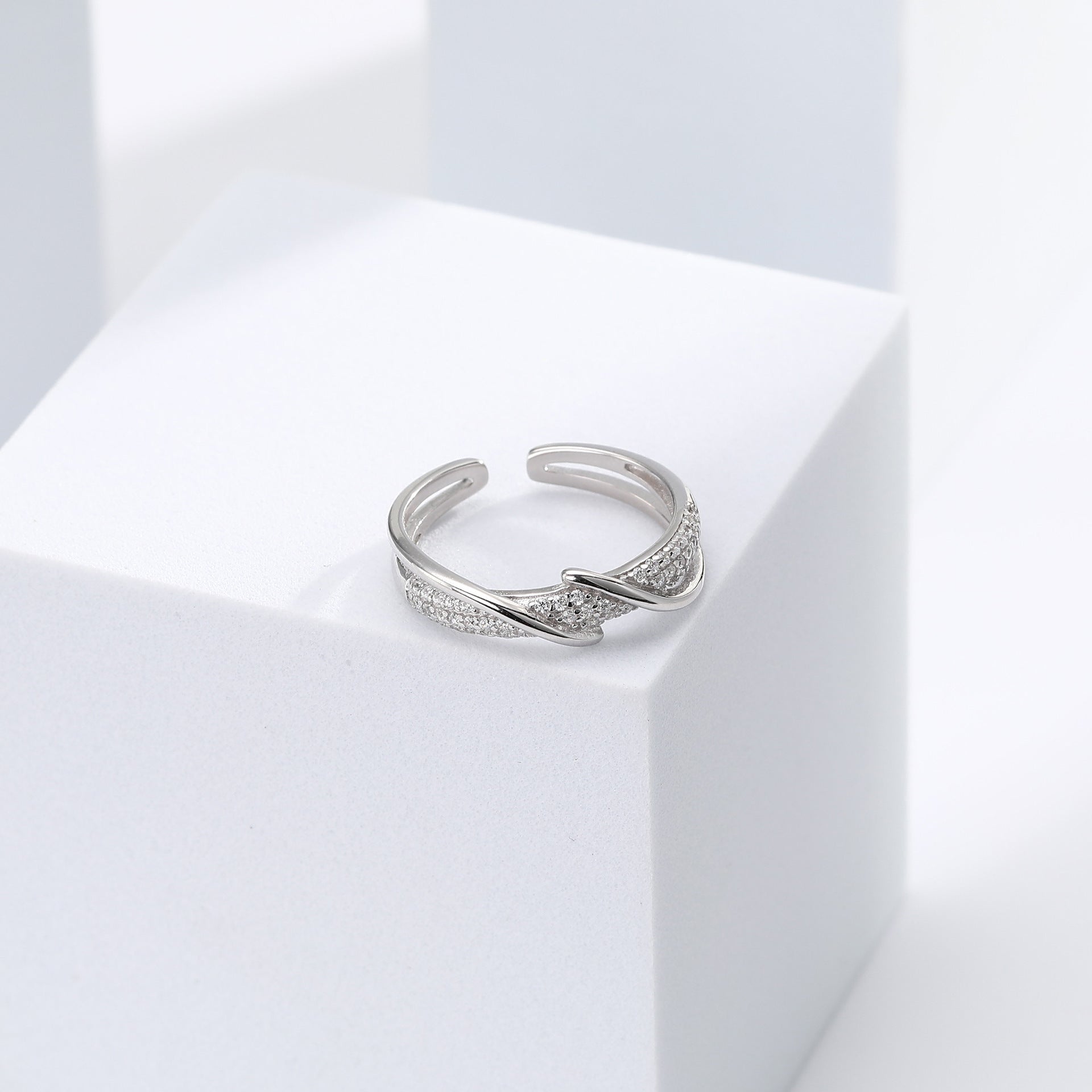 Damen Ring mit geschwungenem Design und funkelndem Zirkonbesatz Shop Nory