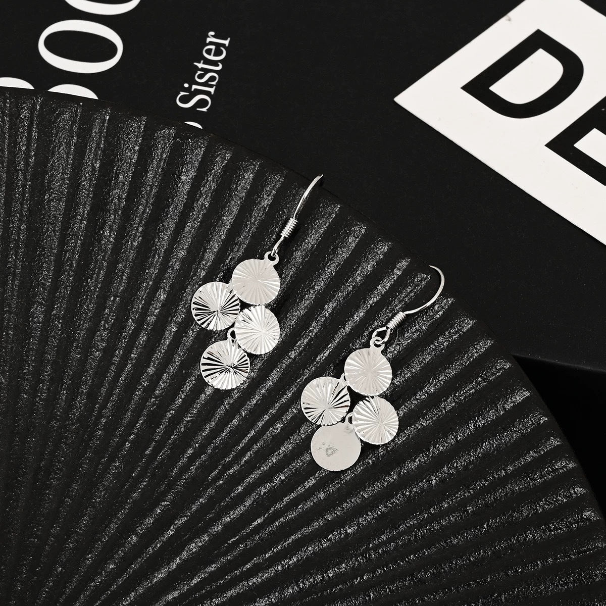 Damen Ohrhänger mit elegantem und strukturiertem Design Shop Nory