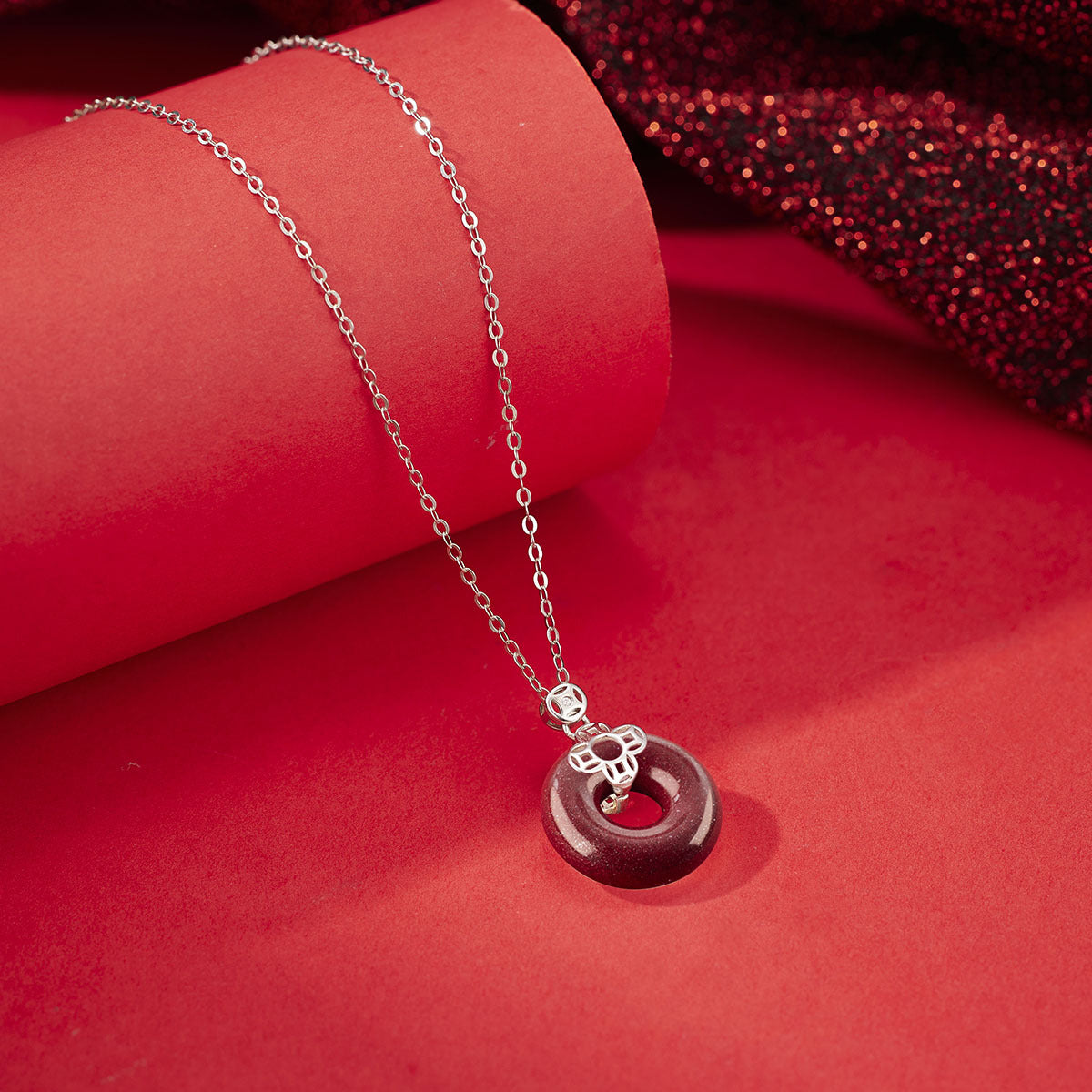 Damen Halskette mit kunstvollem Goldanhänger und elegantem Donut-Design Shop Nory