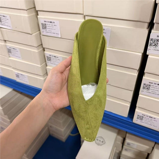 Damen Spitz zulaufende Wildleder‑Mules mit V‑Ausschnitt und flacher Komfortsohle Shop Nory