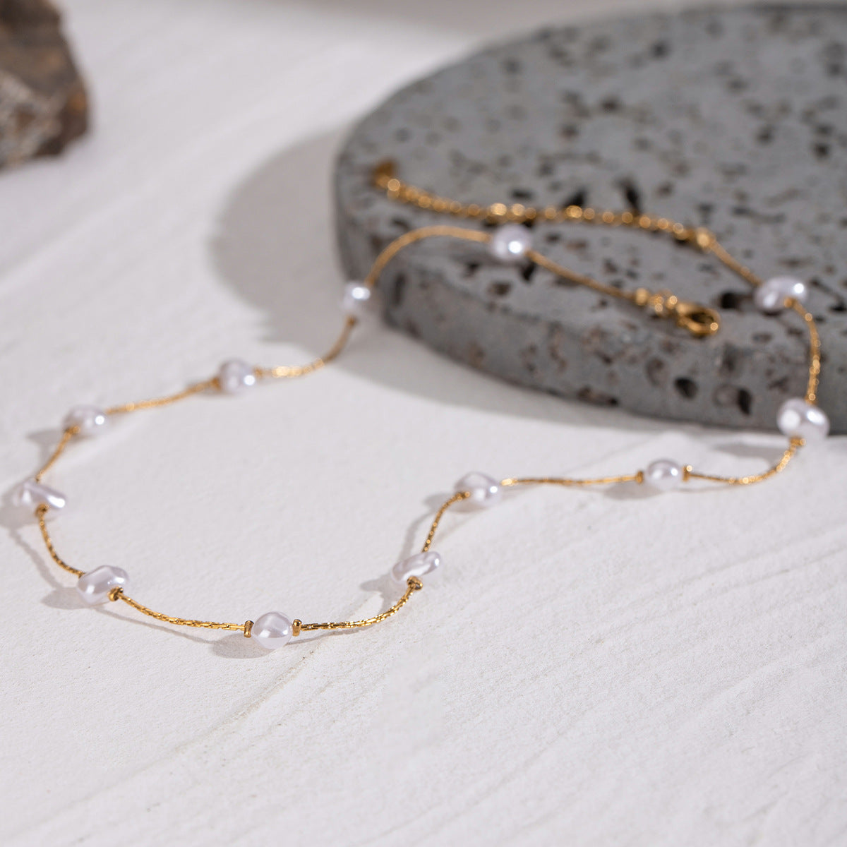 Damen Halskette mit perlenbesetzten Details aus hypoallergenem Edelstahl Shop Nory