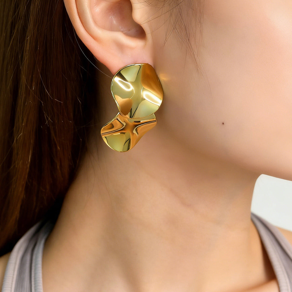 Damen moderne Ohrstecker aus goldplattiertem Edelstahl mit geschwungenem Design Shop Nory