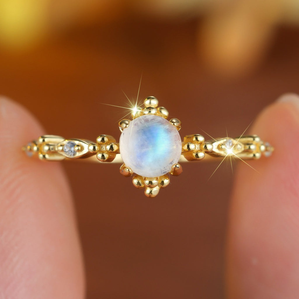 Damen Ring mit schimmerndem Mondstein und kunstvollen Zirkonia-Verzierungen Shop Nory