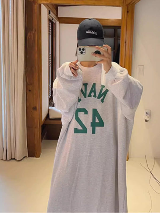 Damen Langes Oversize Hoodie‑Sweatkleid im College‑Look mit Raglanärmeln Shop Nory