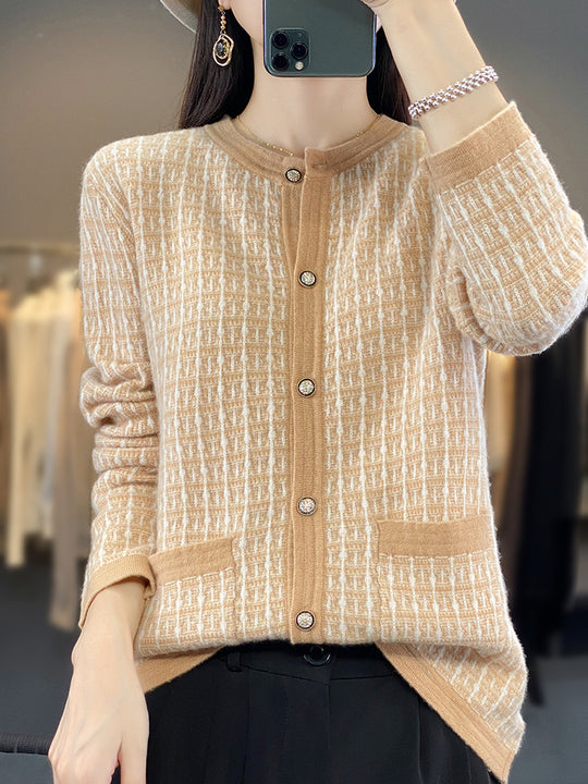 Damen Strickcardigan im Bouclé‑Gittermuster mit Rundhals, Schmuckknopfleiste und aufgesetzten Taschen Shop Nory