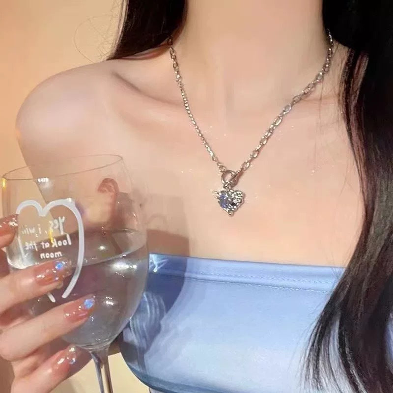 Damen Halskette mit funkelndem Herzanhänger und eleganten Kettendetails Shop Nory