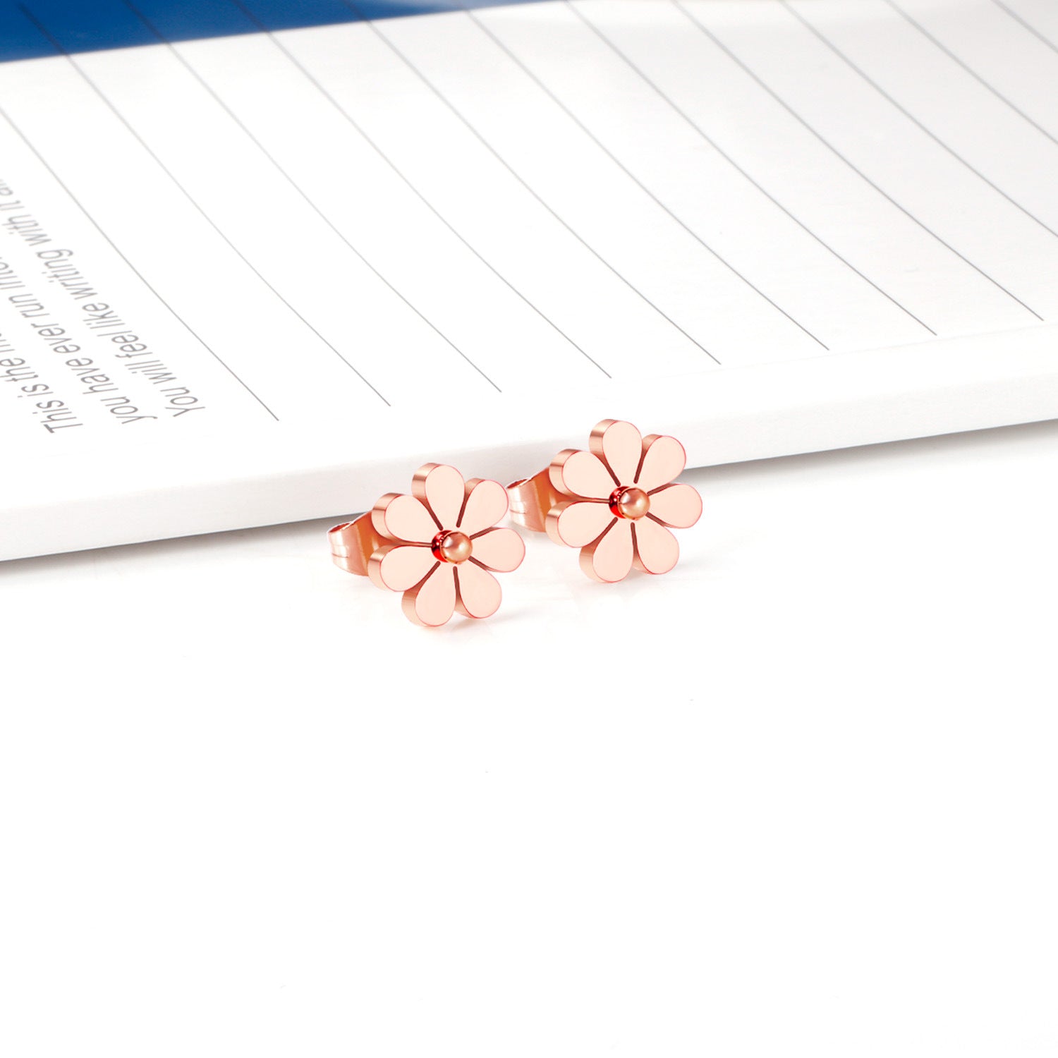 Damen Ohrstecker im eleganten Blumen-Design aus goldplattiertem Edelstahl Shop Nory