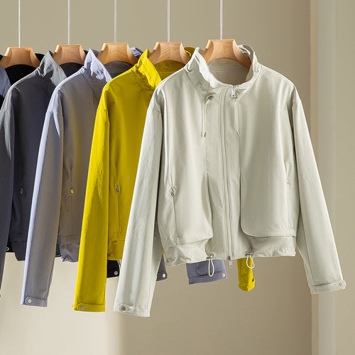 Damen Leichte Kurzjacke mit hohem Kragen, Tunnelzug und aufgesetzten Taschen Shop Nory