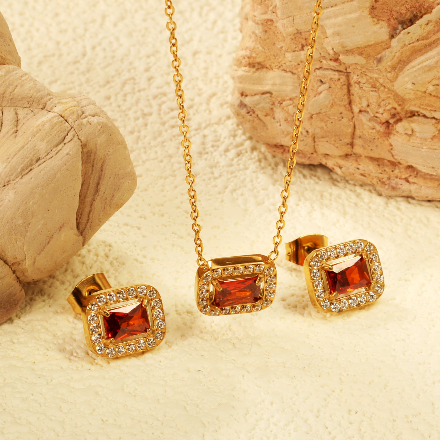 Damen Schmuckset mit funkelnden roten Zirkonia und elegantem Goldüberzug Shop Nory