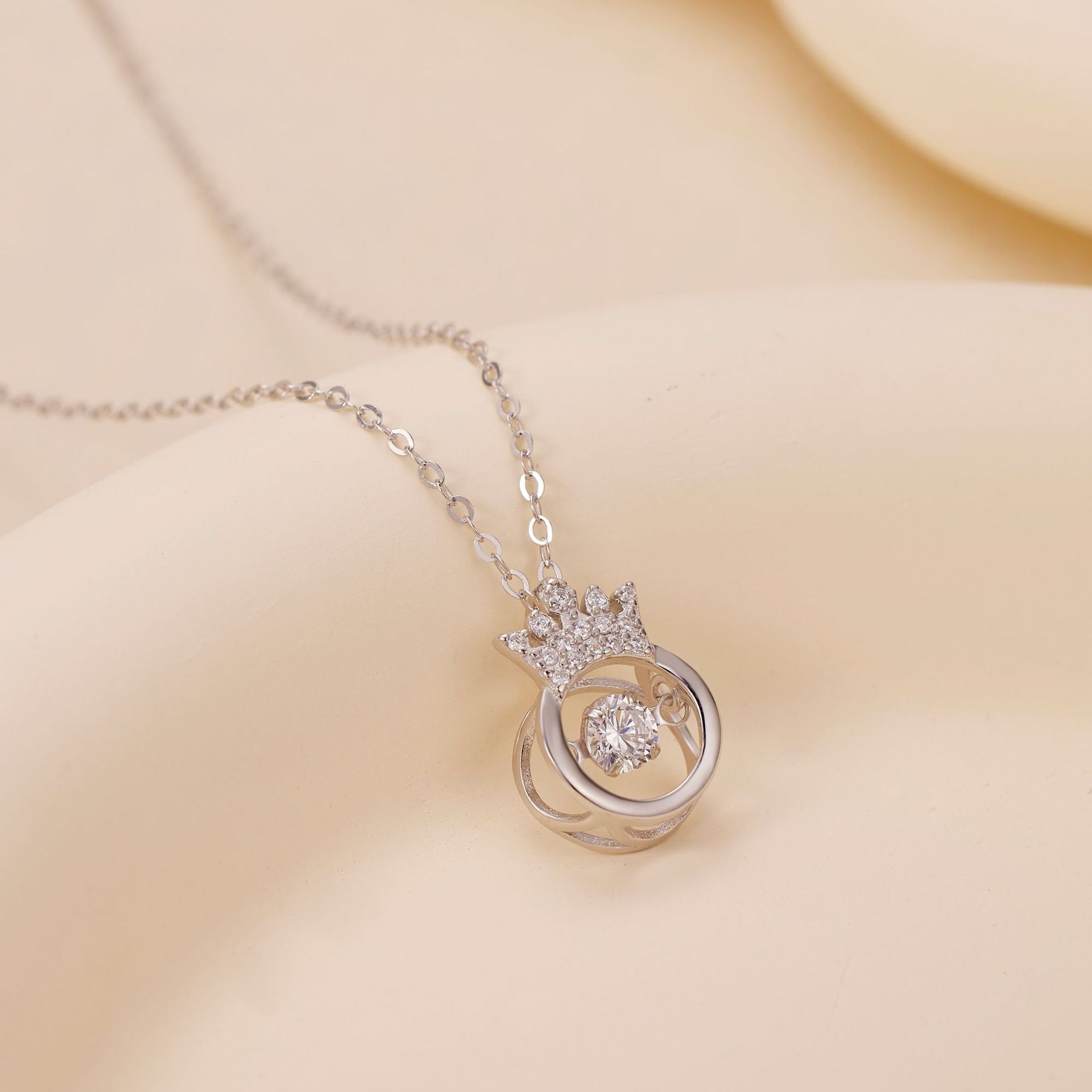 Damen Anhänger-Halskette mit Krone und funkelnden Zirkonia Shop Nory