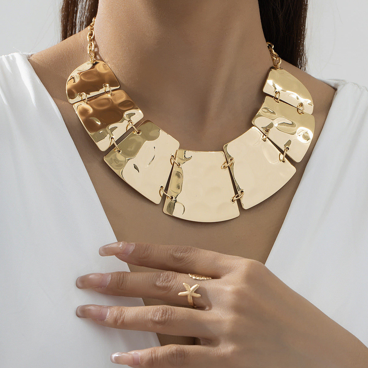Damen Statement-Halskette mit glänzenden, geometrischen Elementen Shop Nory